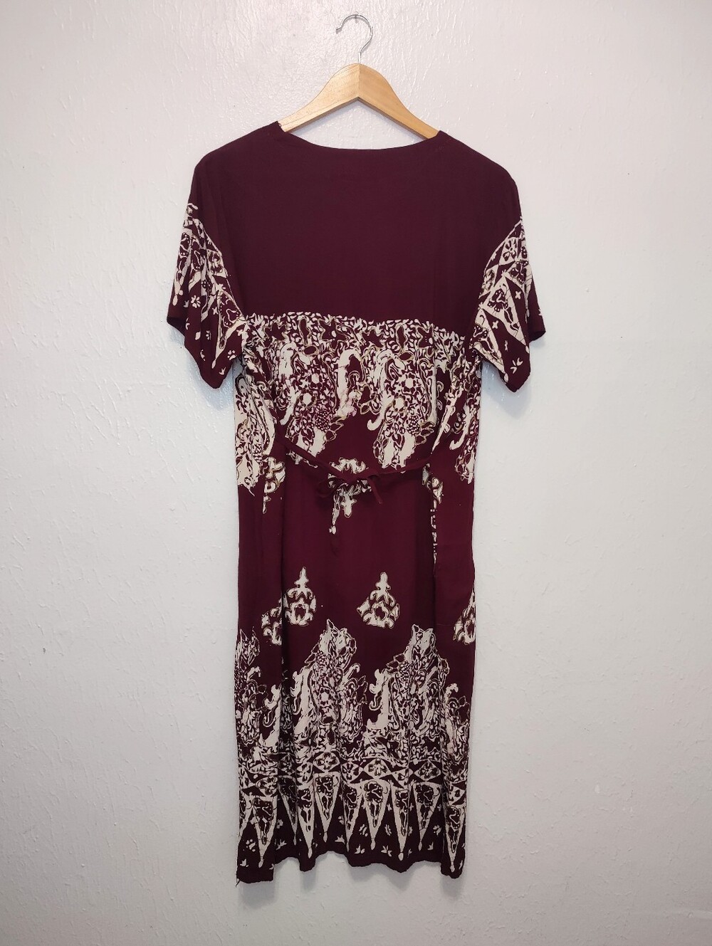 Maroon And White With AGold Accent Design Women's Dress M/L - Picture 8 of 8